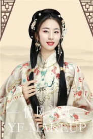 古装妆面，献花游女木兰桡，细雨斜风湿翠翘。