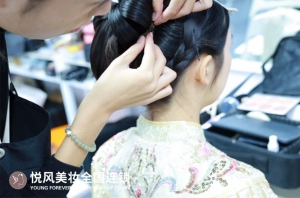悦风美妆学院开展实战教学，成就美妆大师