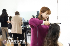 “颜值经济”时代，学化妆必须要报班吗？