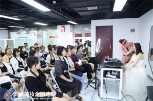 学化妆，做那个能把自己画成画的人