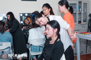 学化妆，正规学校怎么挑？这些机构值得关注